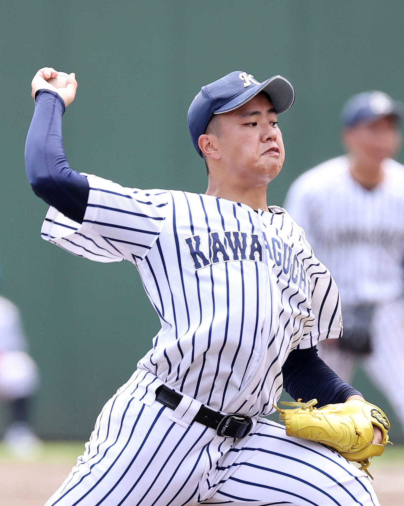 3番手で力投する川口市立・千村（撮影・鈴木正人）