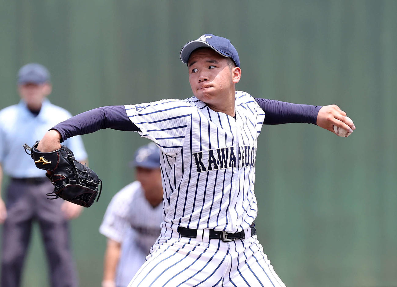 4番手で力投する川口市立・松田（撮影・鈴木正人）
