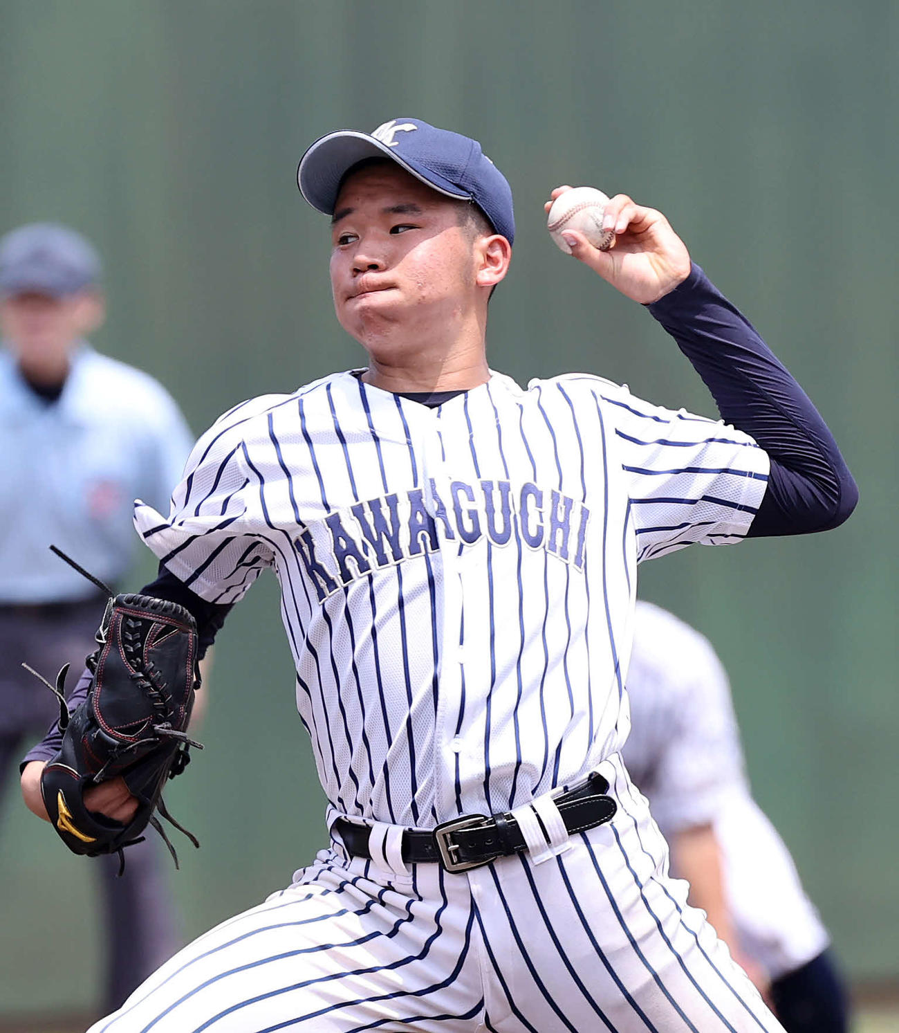 4番手で力投する川口市立・松田（撮影・鈴木正人）