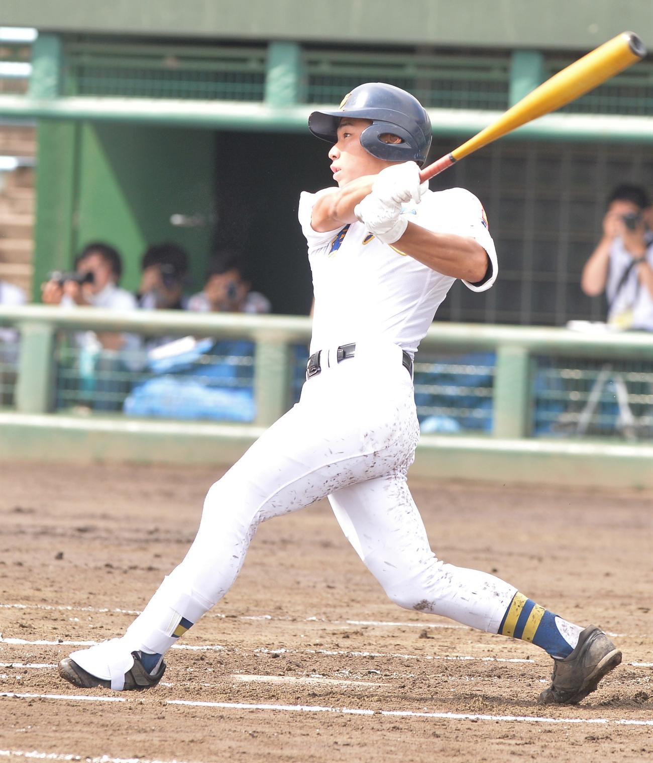 いわき光洋対聖光学院　1回裏聖光学院2死一、三塁、逆転3ランを放つ今井（撮影・佐藤究）