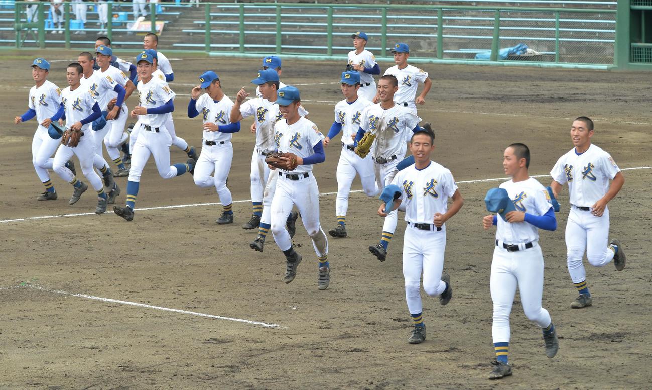 いわき光洋対聖光学院　初戦突破を飾り、笑顔を見せる聖光学院ナイン（撮影・佐藤究）