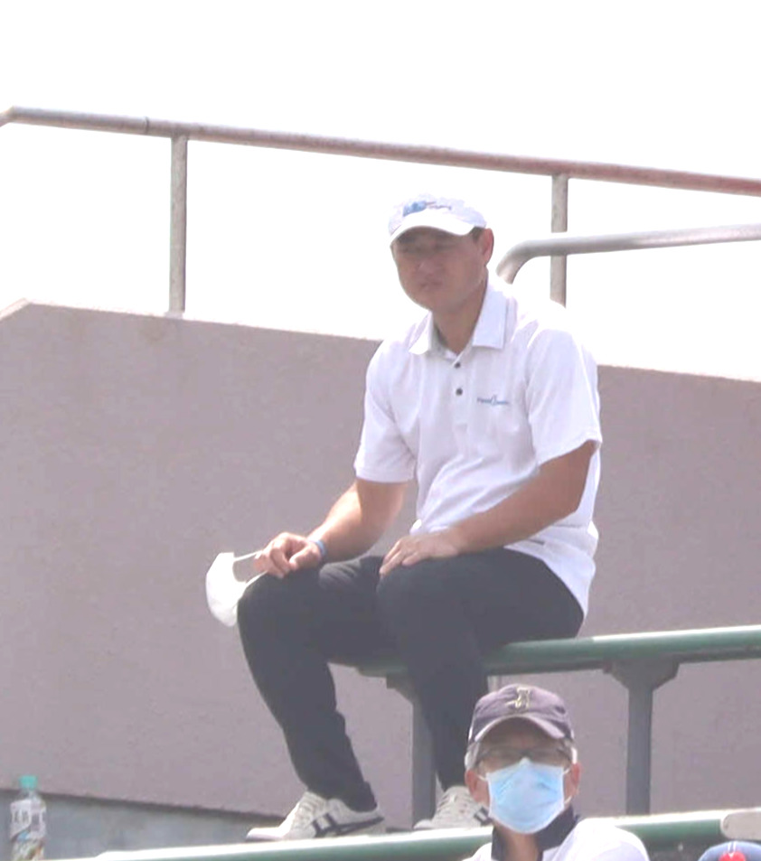 慶応対桐蔭学園　スタンドから次男・晃宏投手を見守る前田智徳さん（撮影・勝部晃多）