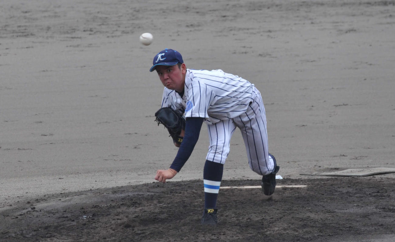 最後まで1人で投げきった光泉カトリック先発の本村飛翔