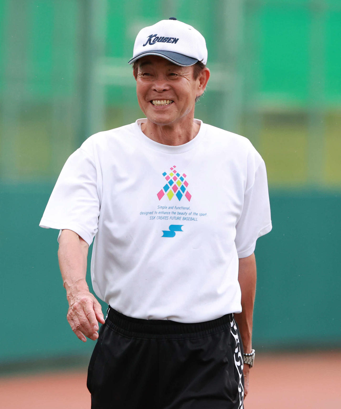 練習をみる光泉カトリック・伊藤文隆監督（2020年7月29日）