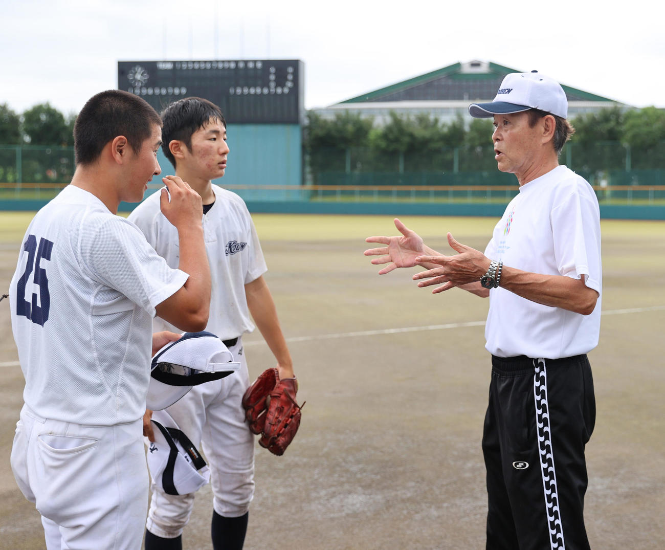 光泉カトリックナインを指導する伊藤監督（右）（2020年7月29日）