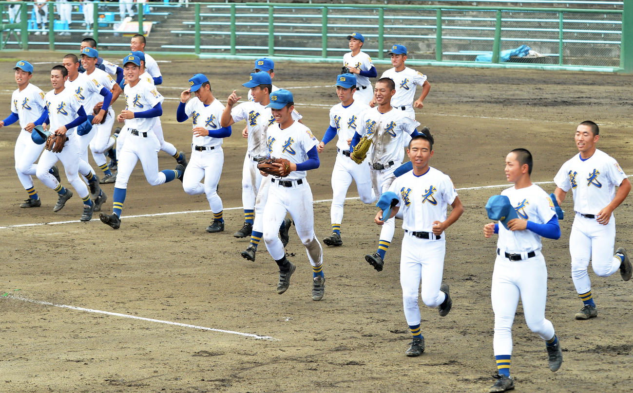 初戦を突破し、笑顔を見せる聖光学院ナイン（撮影・佐藤究）