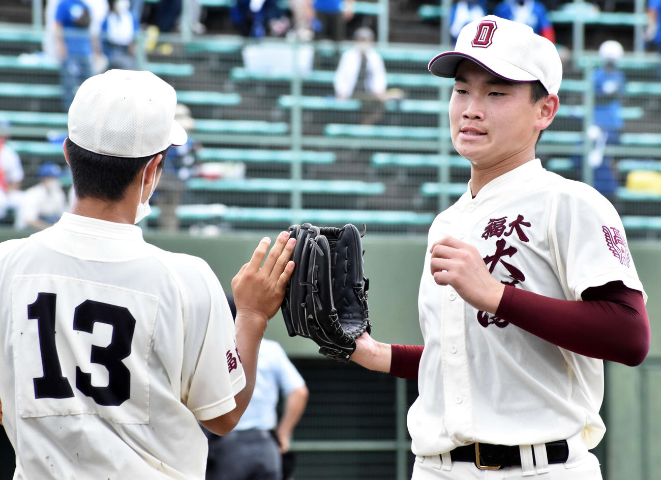 8回表を3者凡退に抑え、チームメートとハイタッチする福岡大大濠・森本（撮影・只松憲）