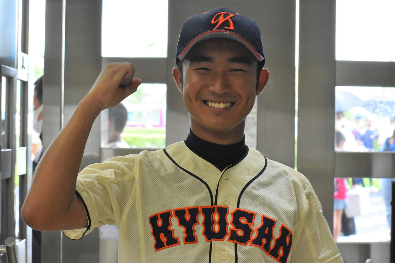 筑紫台対九産大九産　先発し5回1失点と好投した九産大九産・吉川は勝利の笑顔を見せる（撮影・只松憲）