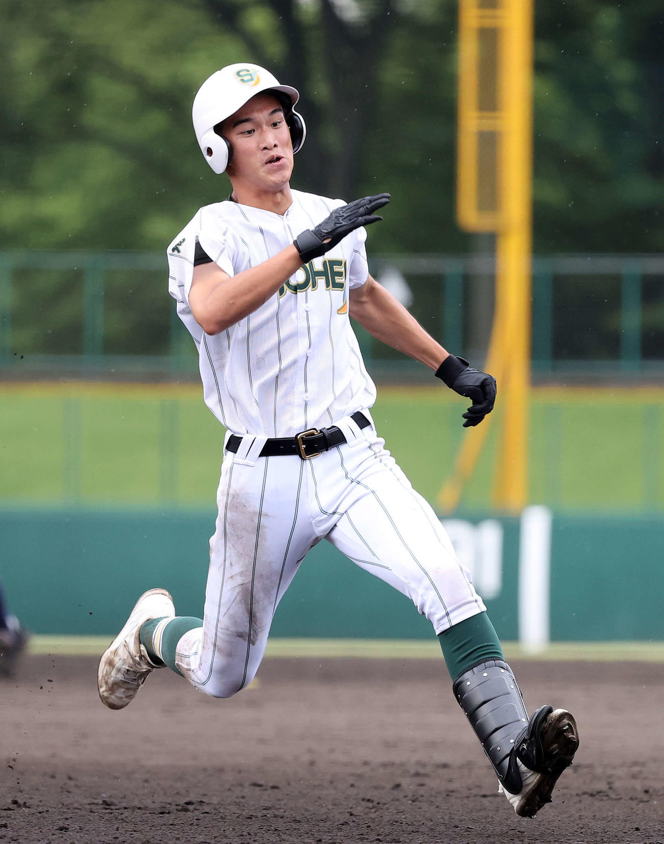 飯能南対昌平　8回裏昌平2死、吉野は左中間三塁打を放つ（撮影・鈴木正人）