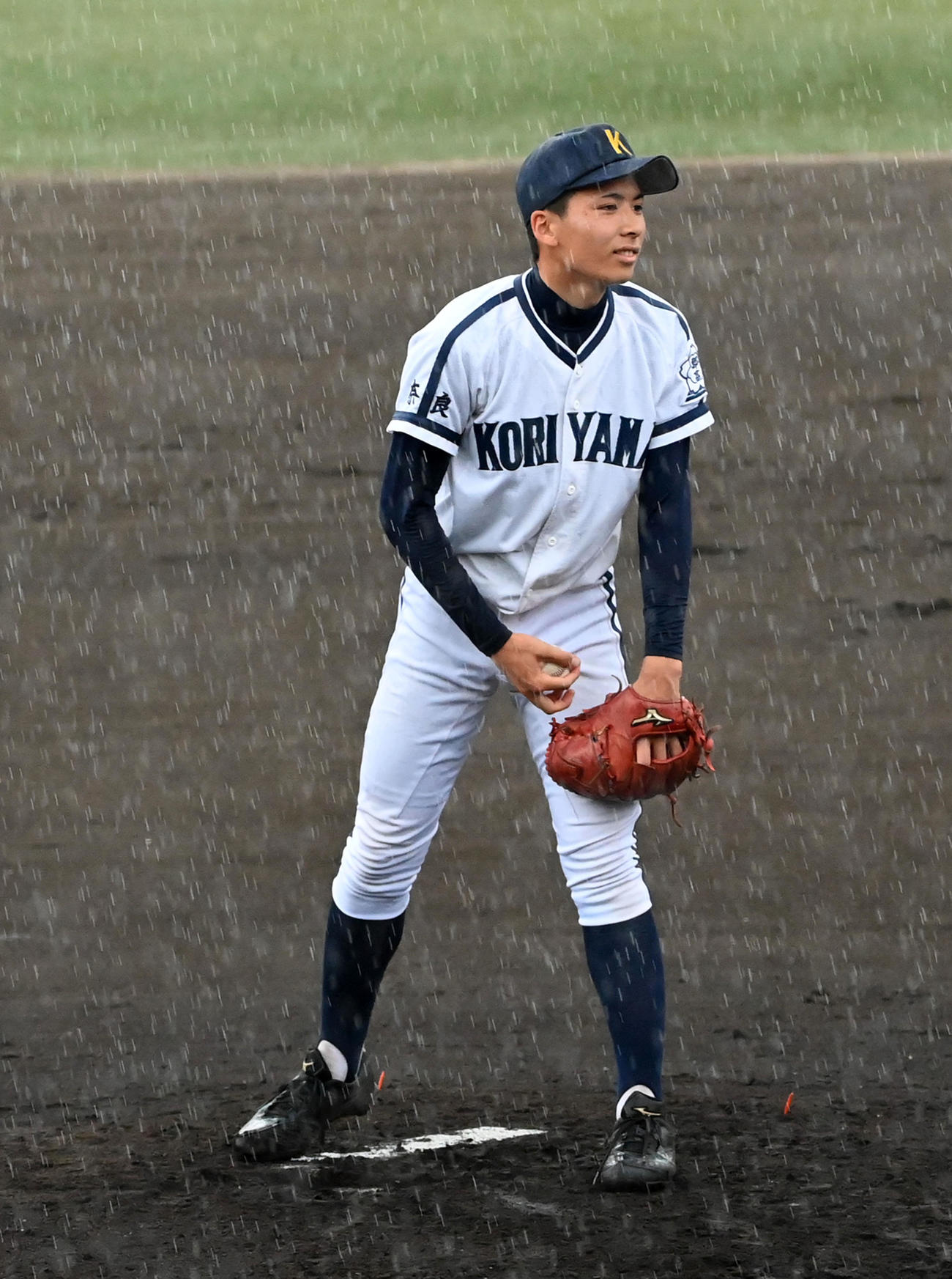 奈良北対郡山　1回、激しい雨の中サインを見る郡山先発の植家。この後試合が中断（撮影・前岡正明）