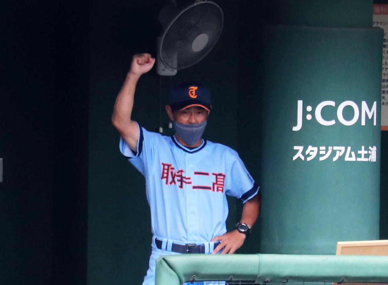 ベンチでガッツポーズする取手二・下田監督（撮影・保坂淑子）