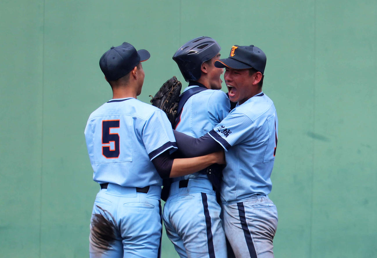 初戦を突破し抑え抱き合って喜ぶ、左から取手二・黒田、大野、石垣（撮影・保坂淑子）