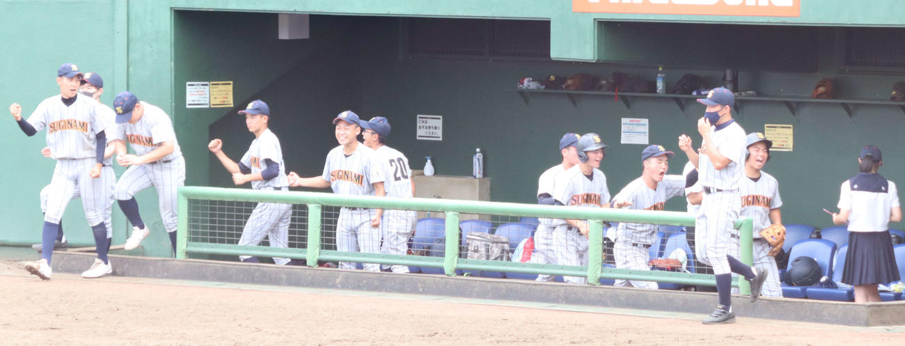三鷹中教高対杉並　勝利を決め、歓喜の杉並ナイン（撮影・阿部泰斉）