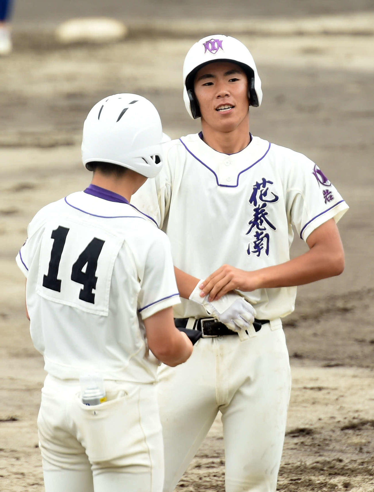 盛岡北対花巻南　1回裏花巻南1死満塁、走者一掃の3点適時左三塁打を放った菊池琉（右）（撮影・相沢孔志）