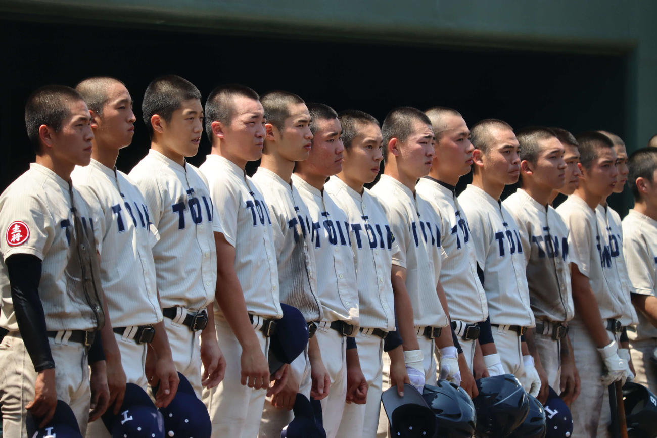 慶応対桐蔭学園　敗戦にうなだれる桐蔭学園ナイン（撮影・勝部晃多）