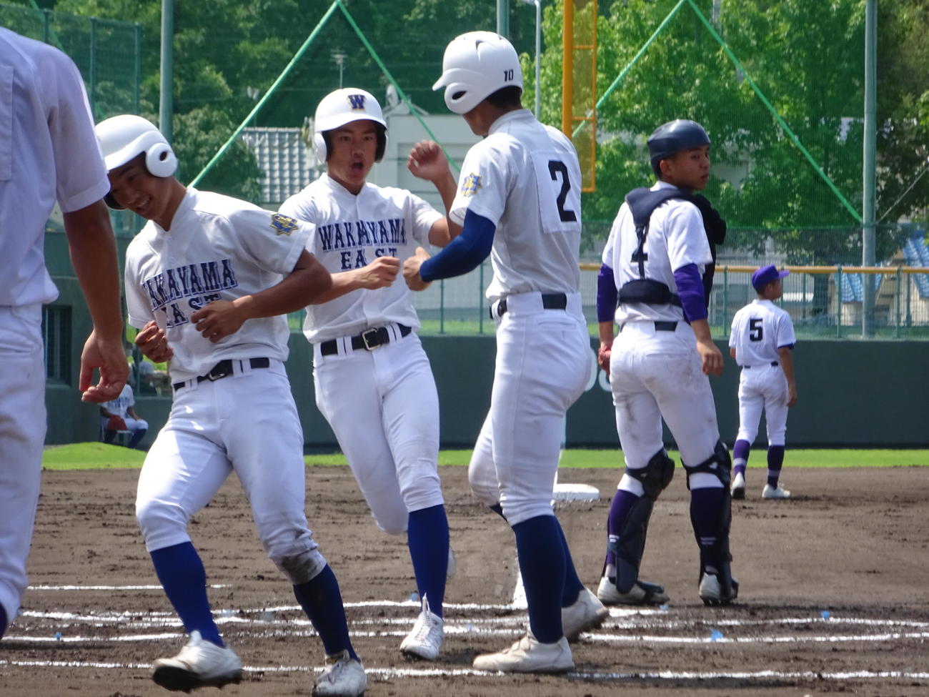 和歌山東、6回表無死満塁から9番田代生成が左翼線に走者一掃の二塁打。三走笠本琉晟（背番号2）二走奥出翔海（左）一走松尾桜佑（中）が一気に生還（撮影・加藤裕一）