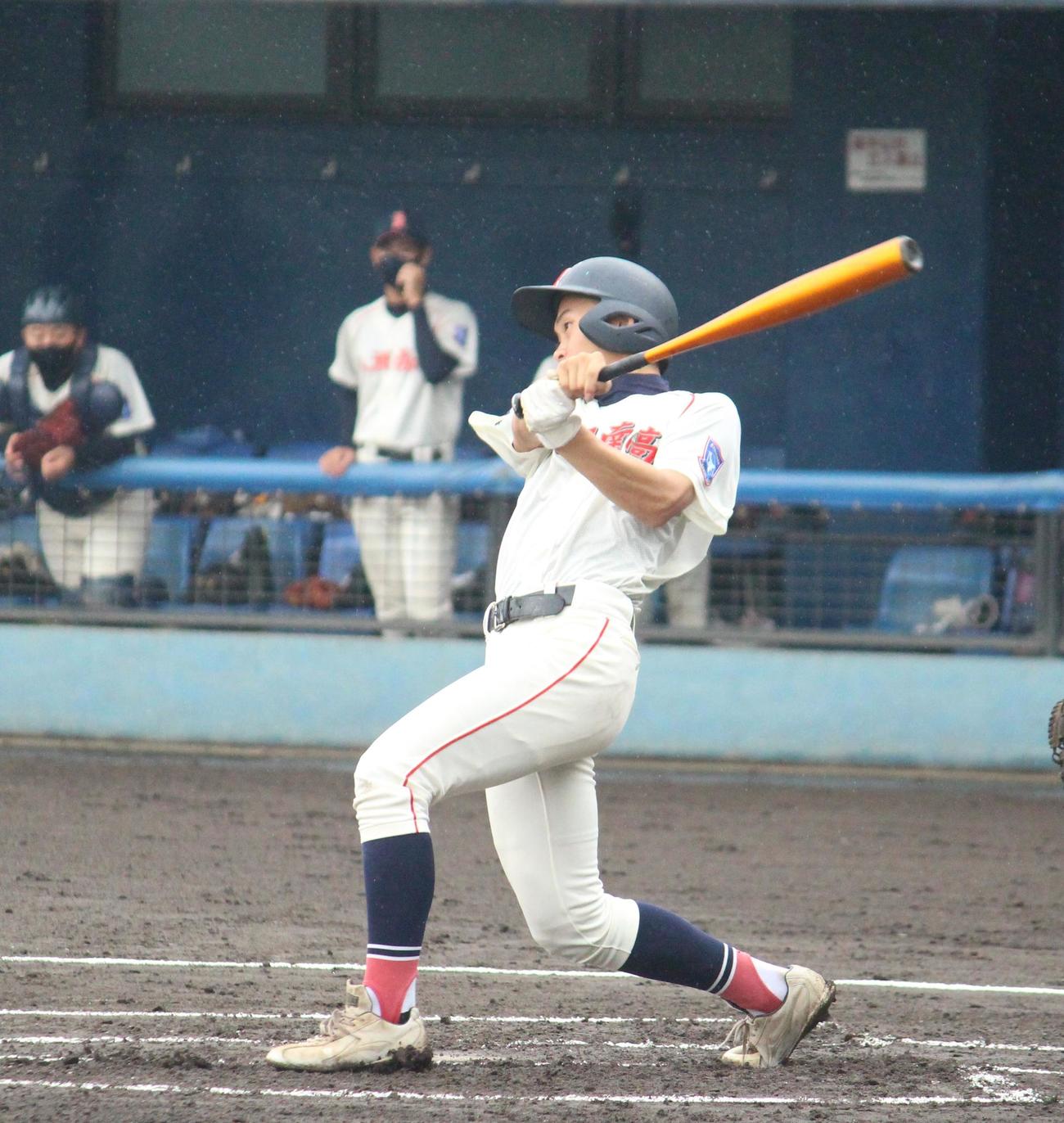 杉戸農対八潮南　1回裏八潮南1死満塁、2点適時打を放つ日色外野手（撮影・保坂恭子）