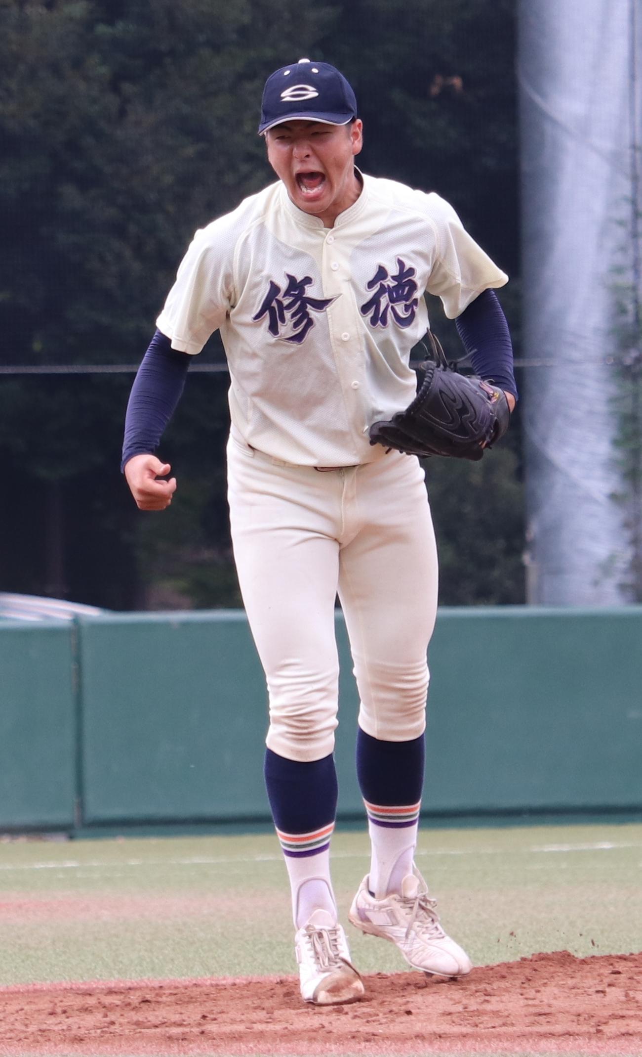修徳対雪谷　2回裏2死一、三塁で空振り三振を奪い、ほえる修徳・床枝（撮影・古川真弥）