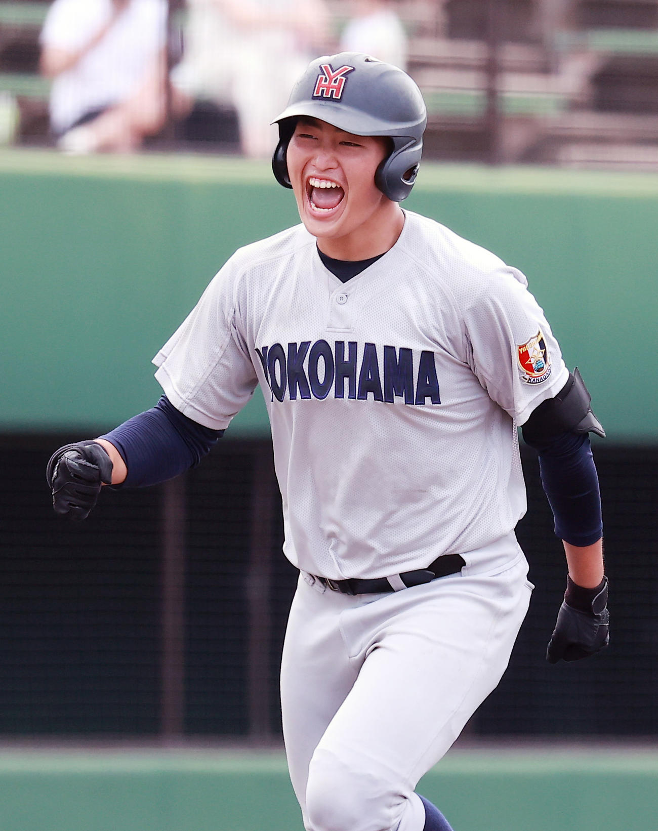 足柄対横浜　2回裏横浜2死一、二塁、代打で左越え3点本塁打を放ち喜ぶ小野（撮影・野上伸悟）