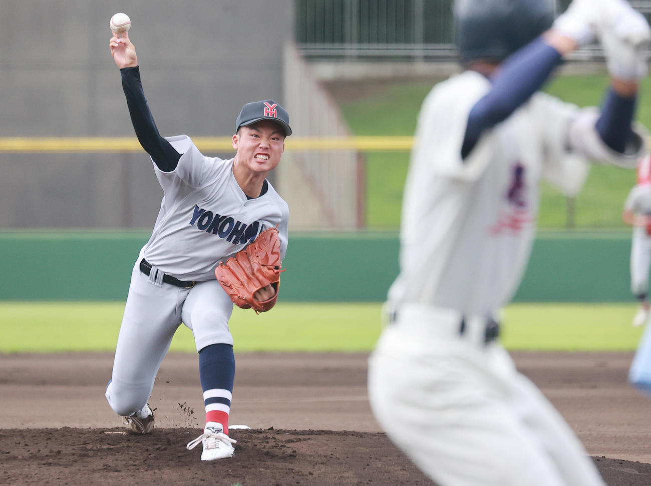 足柄対横浜　力投する横浜先発の田高（野上伸悟）
