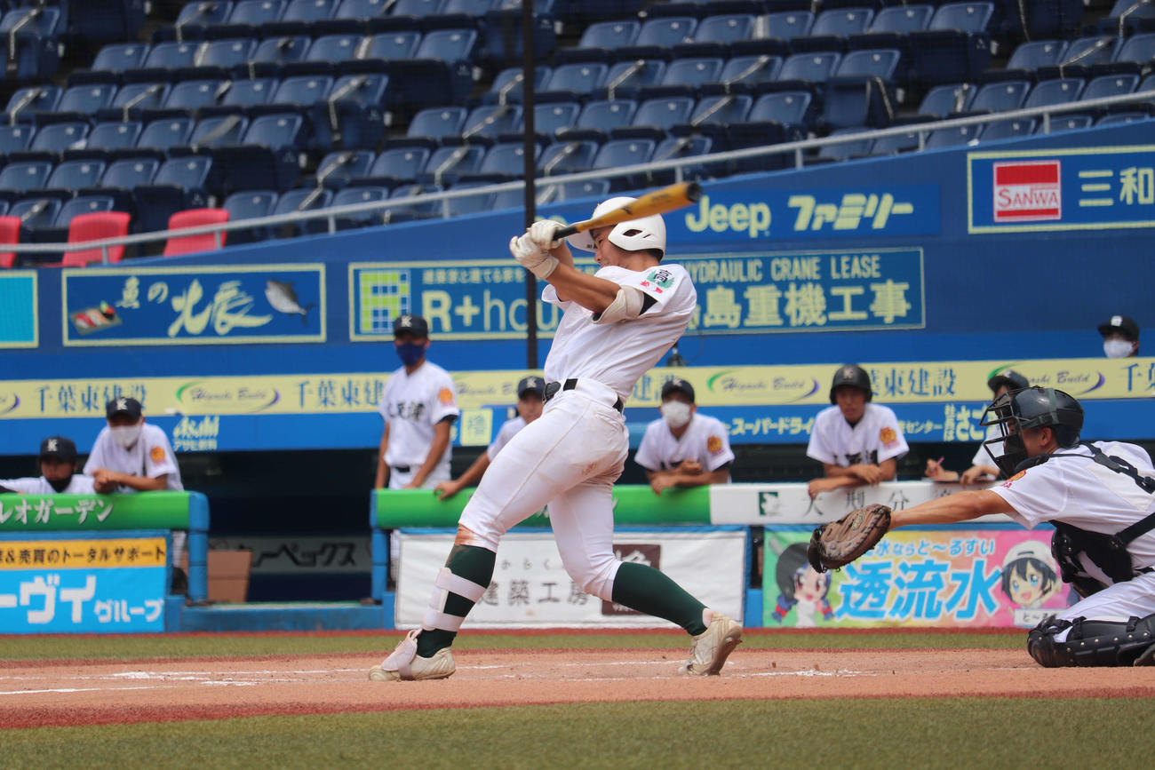 全国高校野球選手権千葉大会　木更津対専大松戸　5回裏専大松戸　左越え本塁打を放った横山の打撃（撮影・保坂淑子）