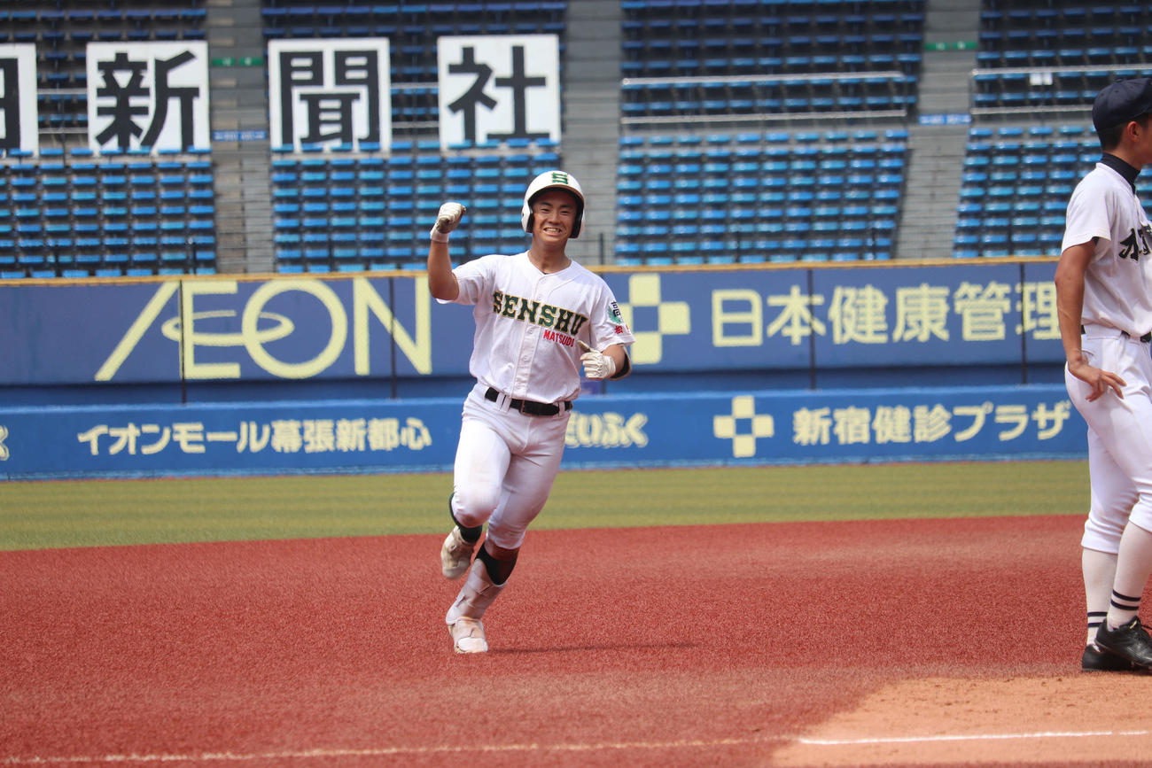 全国高校野球選手権千葉大会　木更津対専大松戸　5回裏専大松戸　左越え本塁打を放ちガッツポーズを見せる4番の横山（撮影・保坂淑子）
