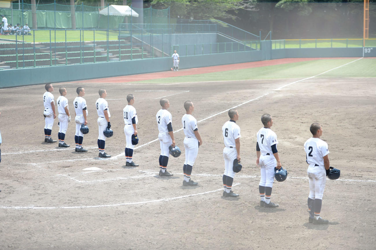 平城対奈良　試合を制し、校歌を歌う平城ナイン（撮影・岡崎空日南太）