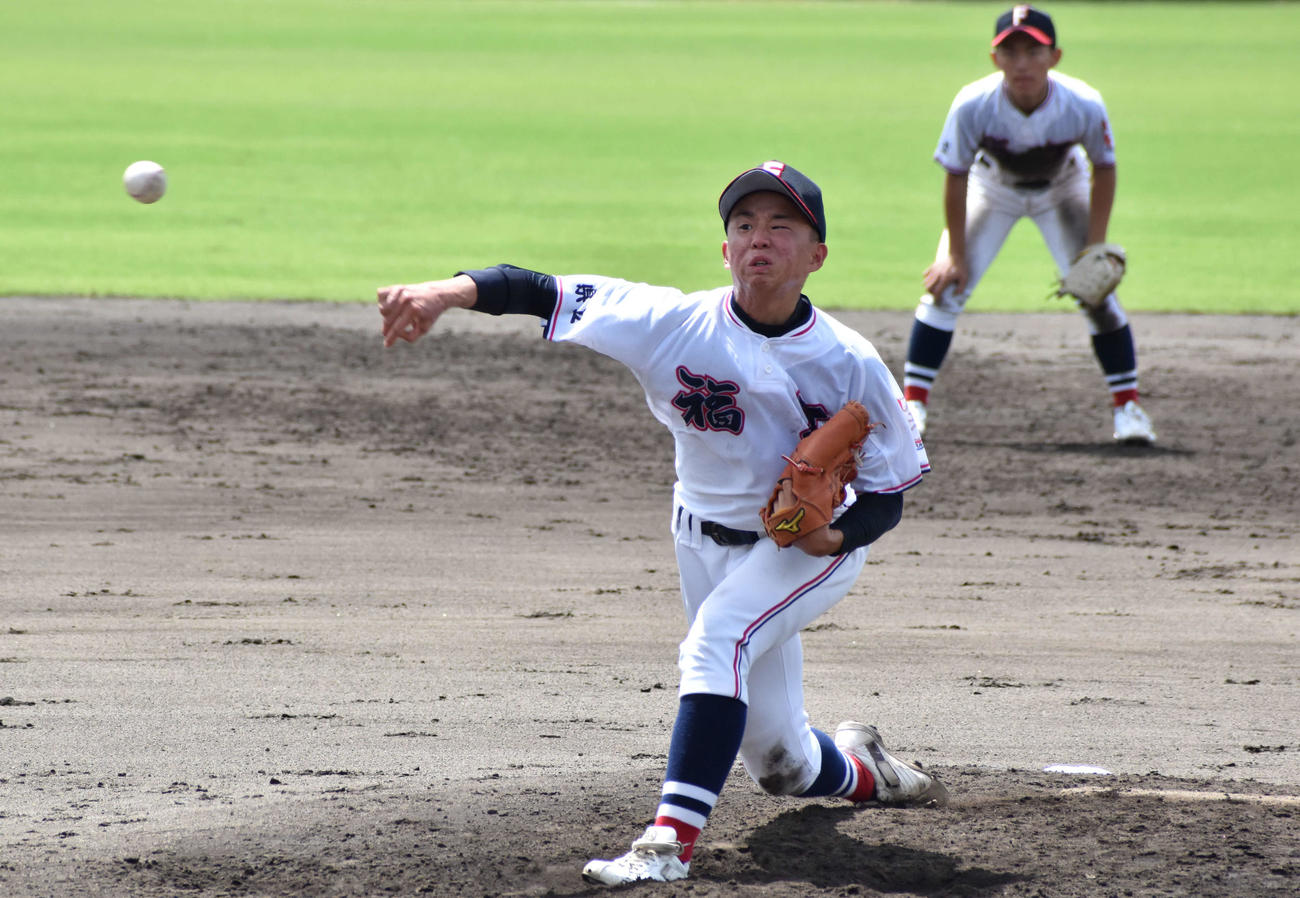 福岡工対久留米　先発で力投する福岡工・鬼倉隼人投手（撮影・只松憲）