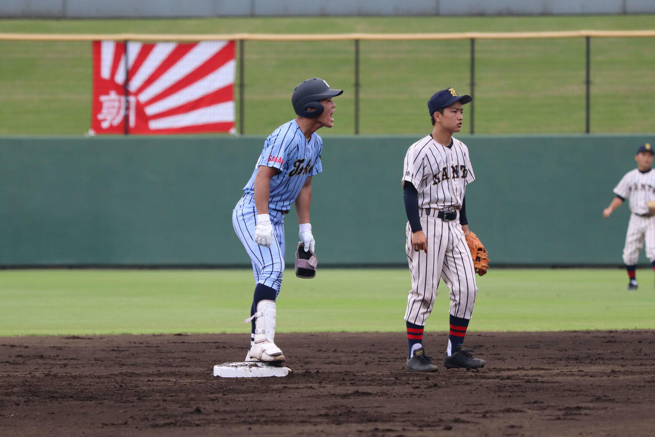 関東学院六浦対東海大相模　1回裏東海大相模無死二塁、左越え適時二塁打を放ち、雄たけびをあげる綛田小瑛（撮影・阿部泰斉）