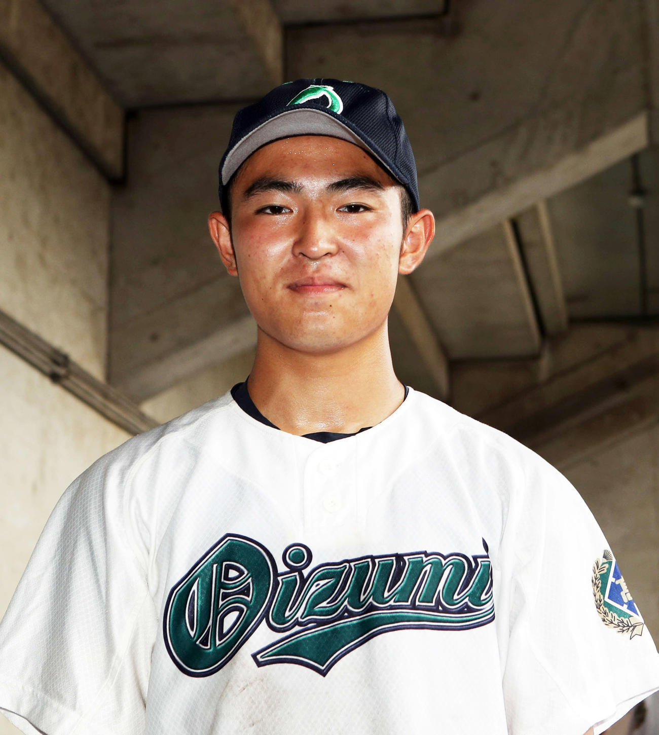 笑顔で撮影に応じる大泉・岡村捕手（撮影・関根直人）