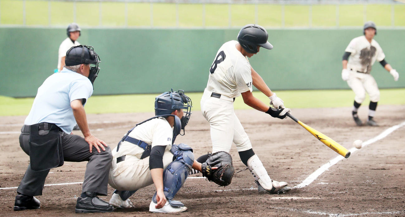 伊勢崎工対前橋商　4回表伊勢崎工無死満塁、中前に適時打を放つ後藤中堅手（撮影・関根直人）