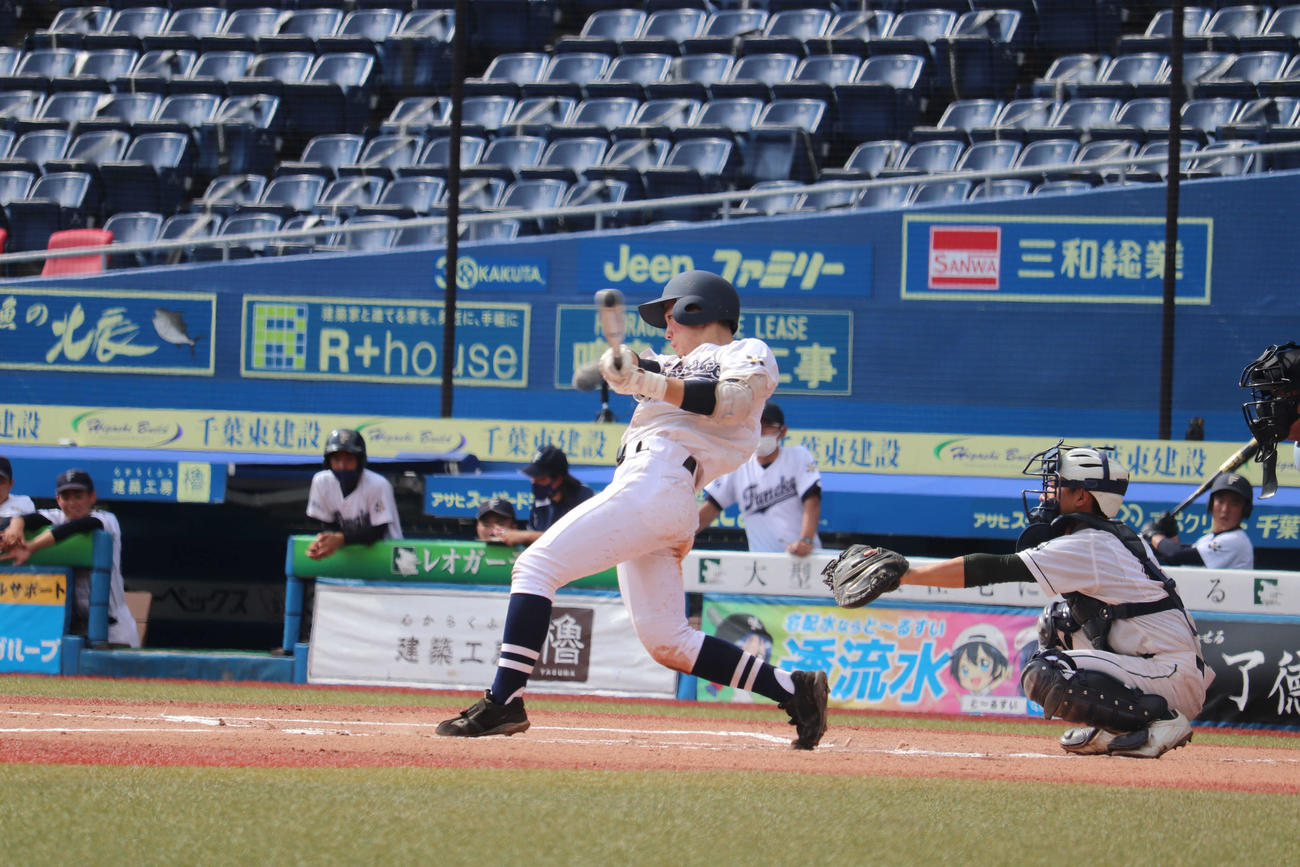 6回裏船橋　中前打を打つ筒井（撮影・保坂淑子）