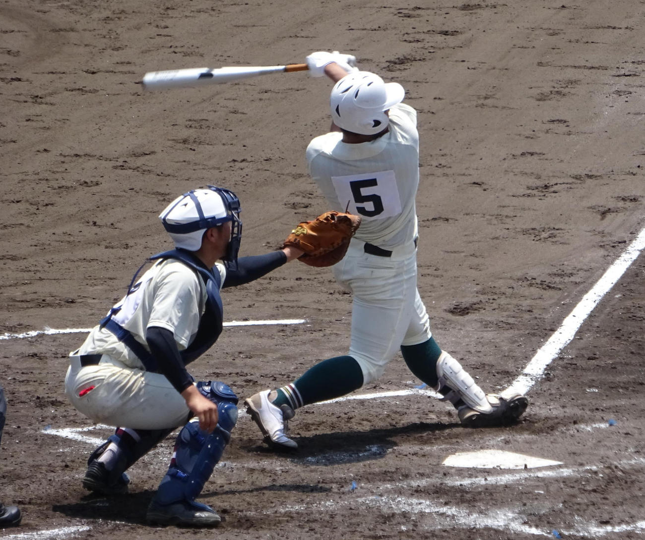 那賀対高野山　3回裏高野山2死満塁、左前に2点適時打を放つ渡辺（撮影・加藤裕一）