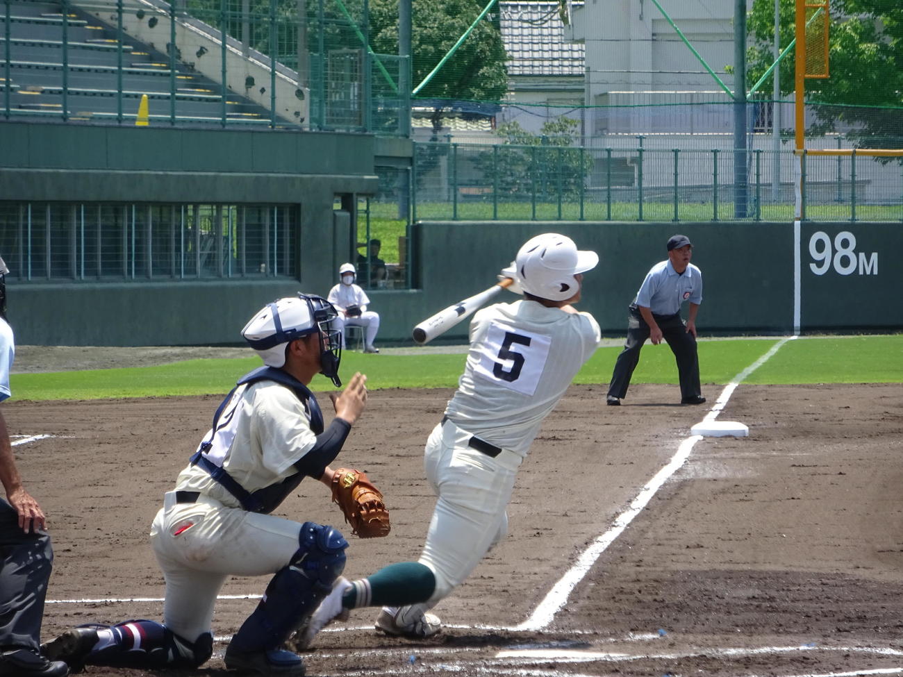 2回裏の第1打席、右翼に大飛球を放つ高野山・渡辺大和（撮影・加藤裕一）