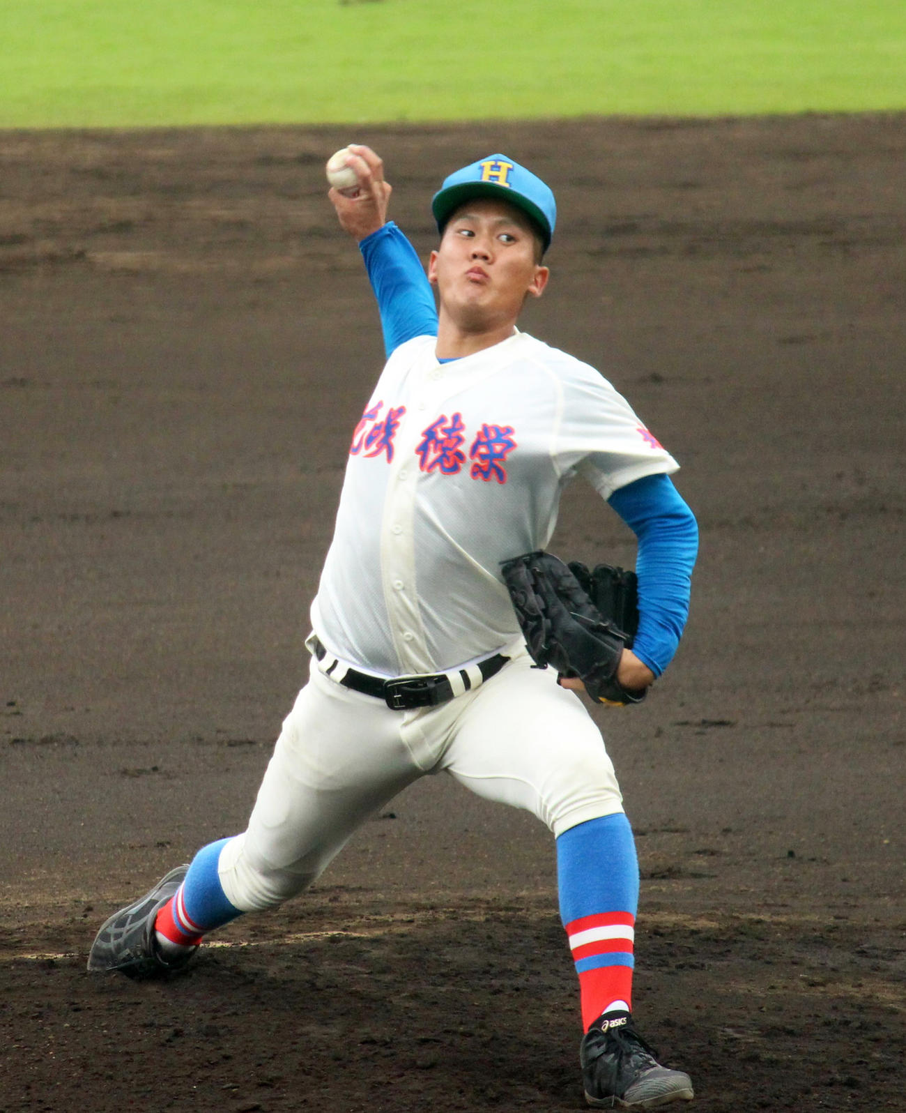 力投する花咲徳栄先発の高安（撮影・保坂恭子）