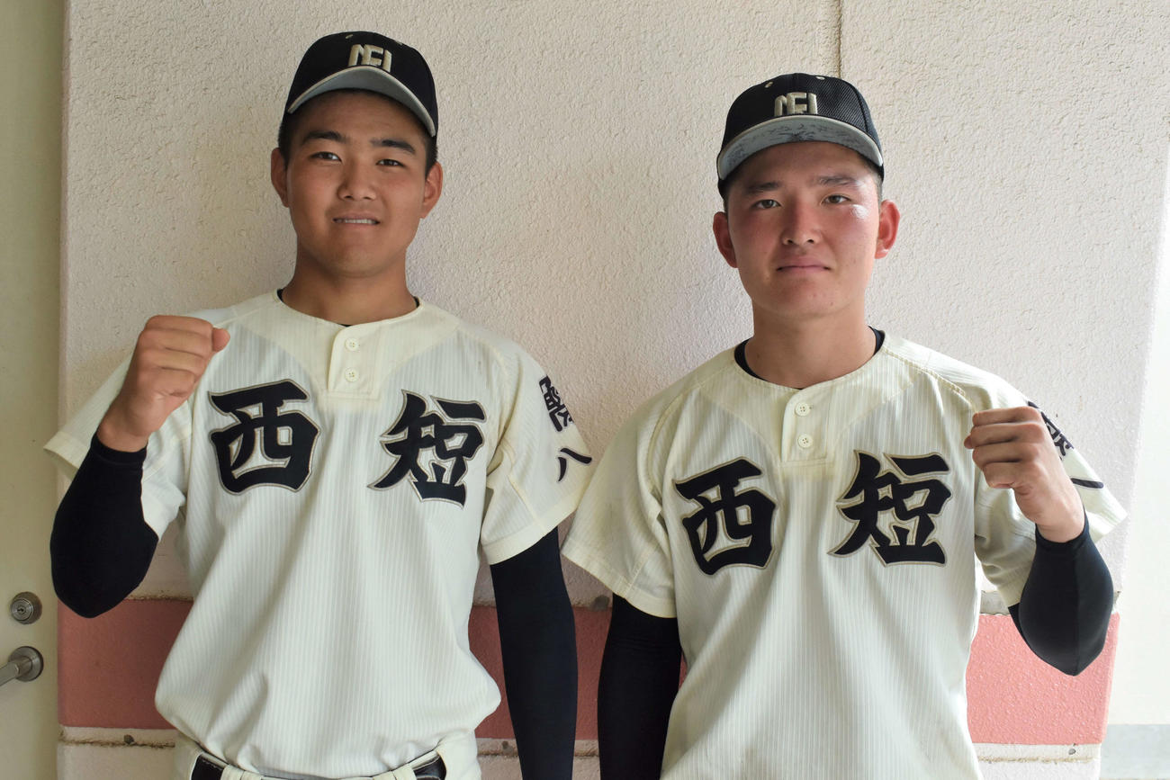 試合後にガッツポーズをする西日本短大付・林（左）と三宅（撮影・只松憲）