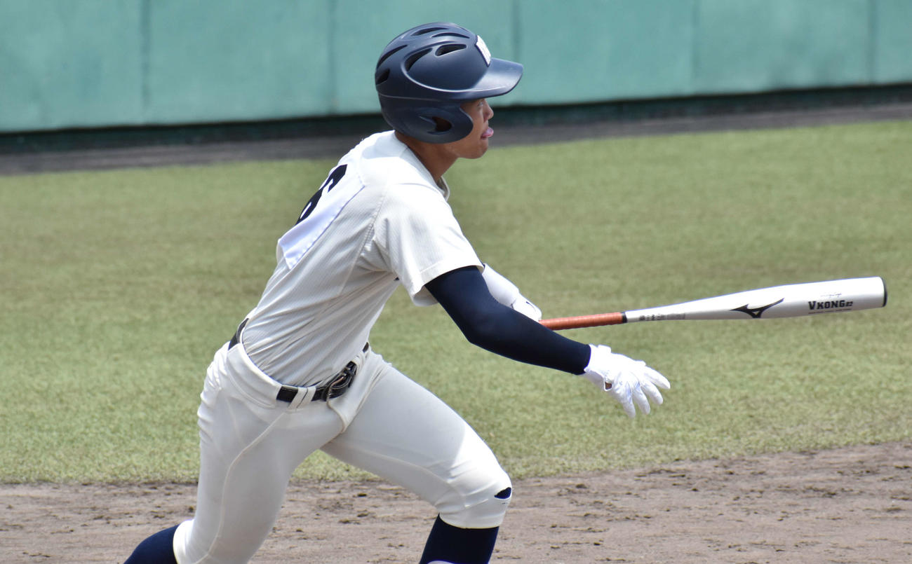 糸島対西日本短大付　1回裏西日本短大付1死一塁、中越えに同点の適時二塁打を放つ林（撮影・只松憲）