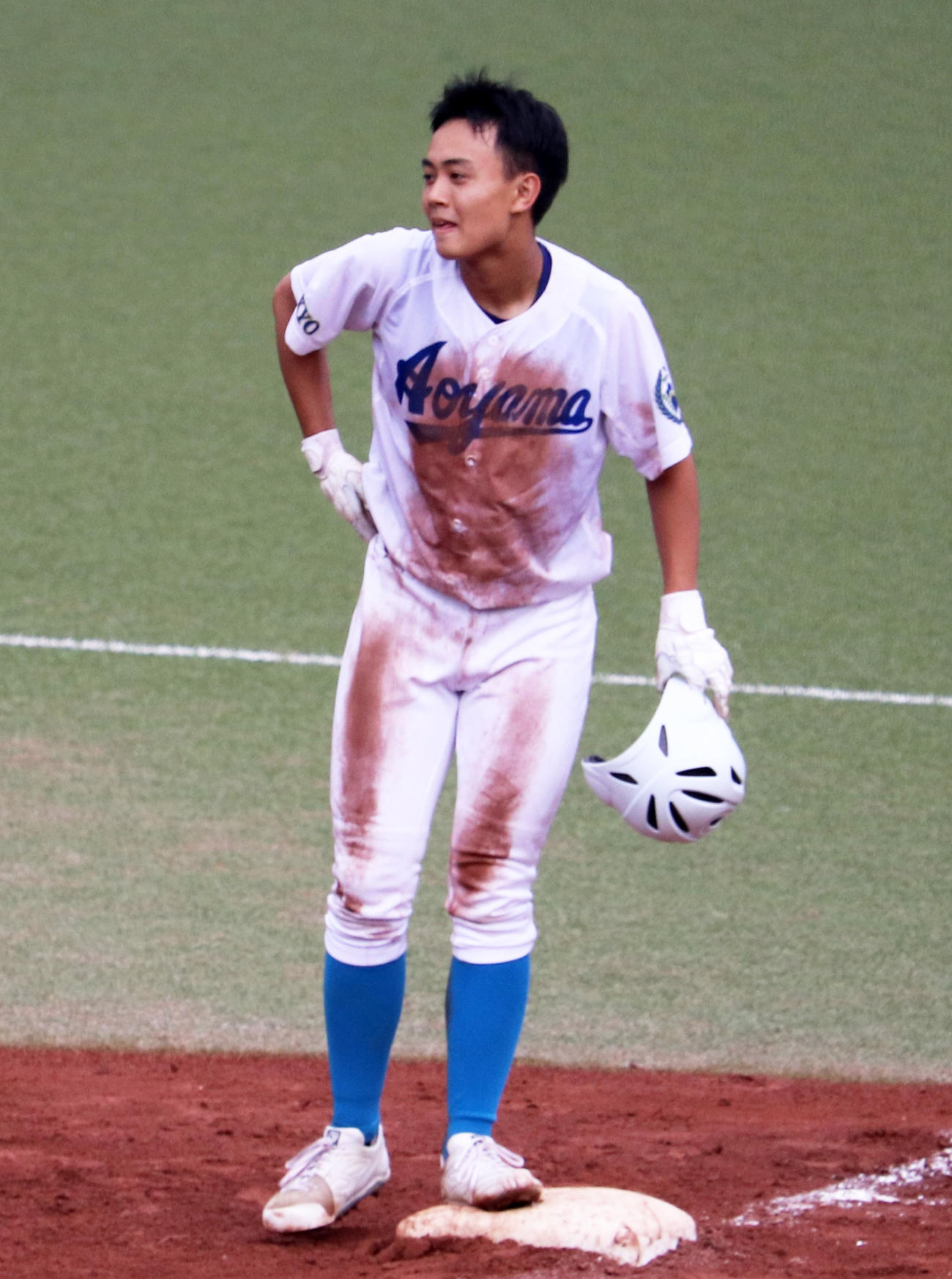 青山学院5回裏2死一塁、内野安打でヘッドスライディングした中山脩（撮影・古川真弥）