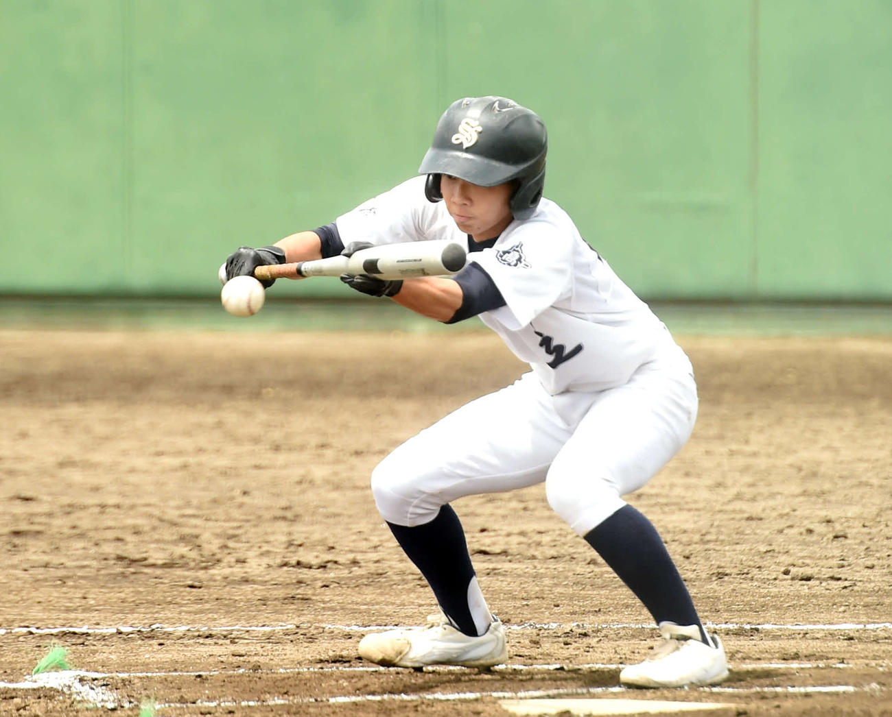6回1死二、三塁で、勝ち越しの三塁適時内野安打を決める盛岡市立・伊藤（撮影・相沢孔志）