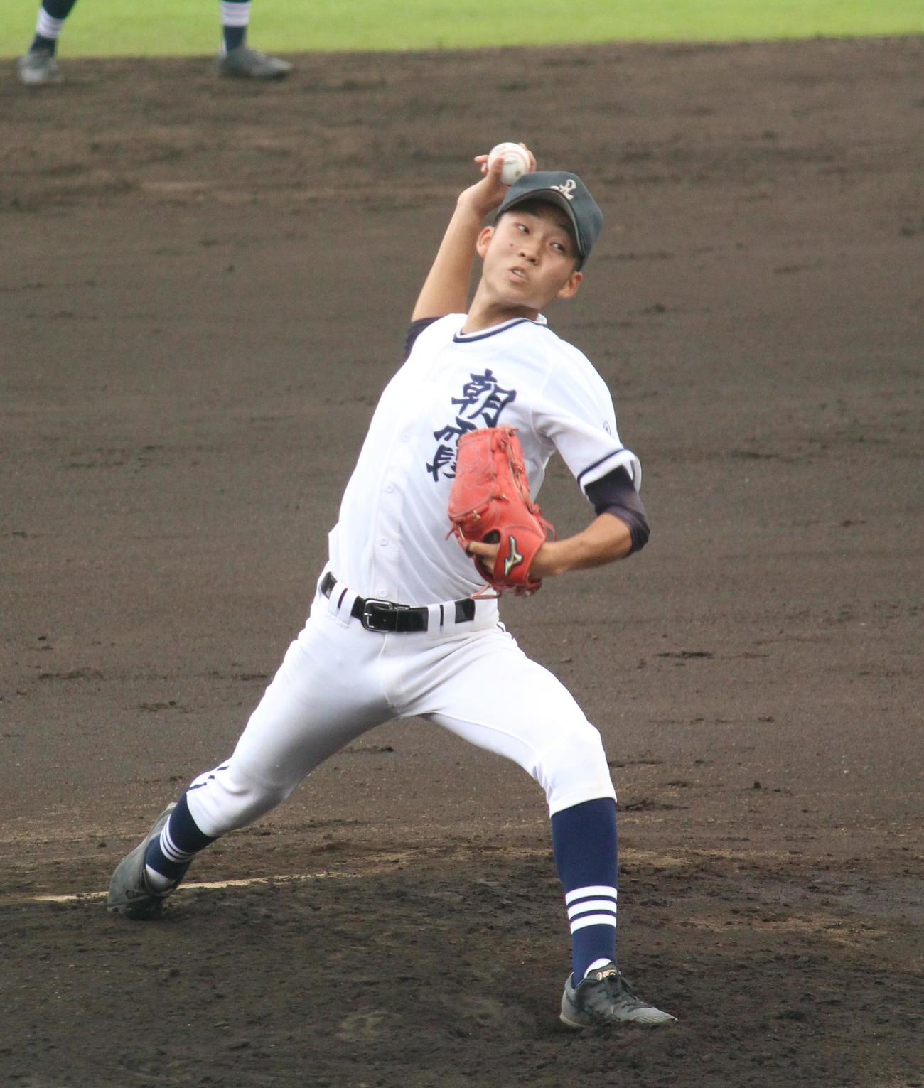 朝霞対花咲徳栄　先発し力投する朝霞・山口（撮影・保坂恭子）