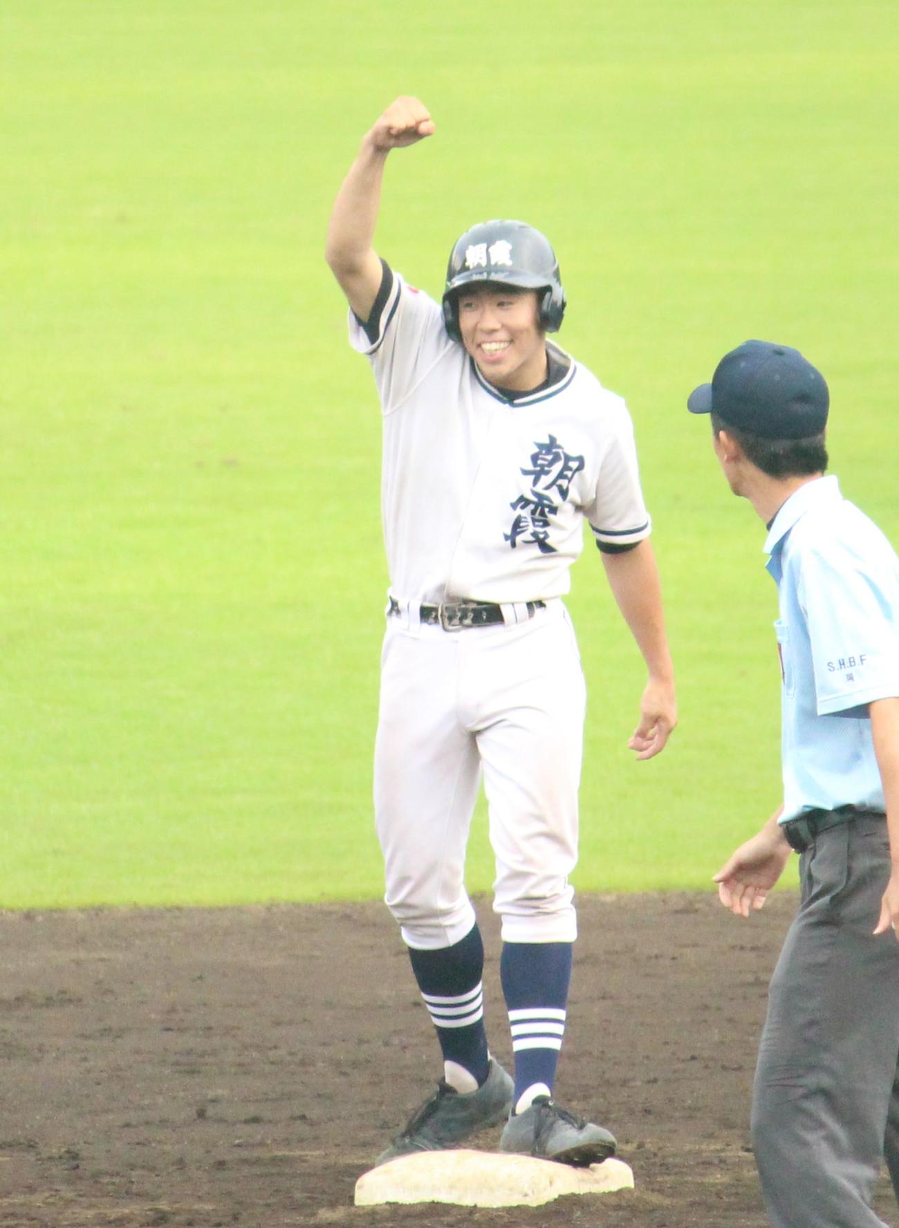 朝霞対花咲徳栄　4回表朝霞、先頭でチーム初安打となる二塁打を放ちガッツポーズをする内山外野手（撮影・保坂恭子）