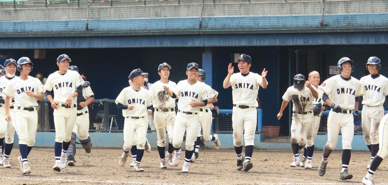 栄東対大宮工　9回裏大宮工、サヨナラのホームを踏んだ小野主将（右から2人目）と喜ぶ選手たち（撮影・保坂恭子）