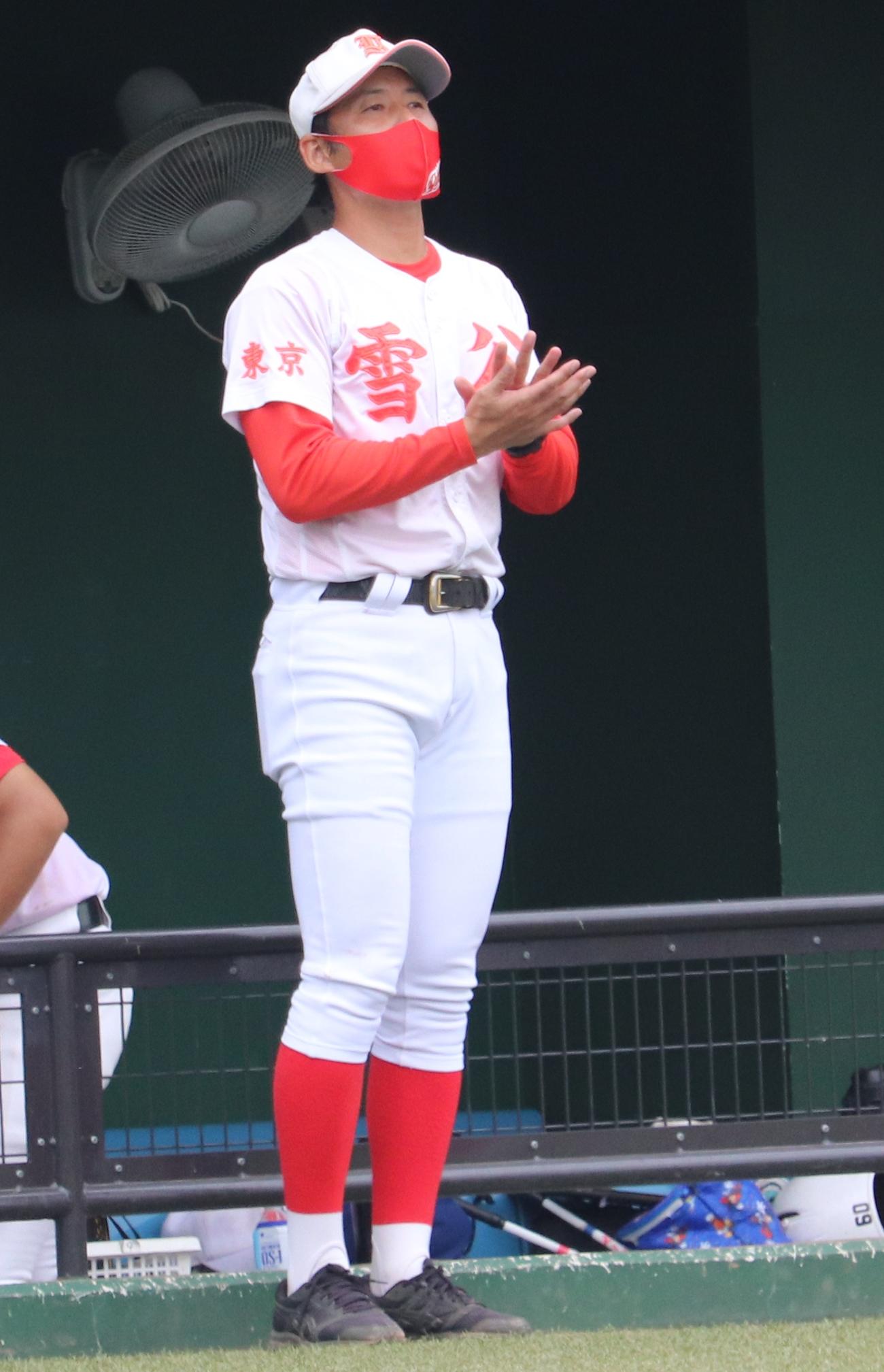 修徳対雪谷　イニング間に選手を鼓舞する雪谷・伊達監督（撮影・古川真弥）