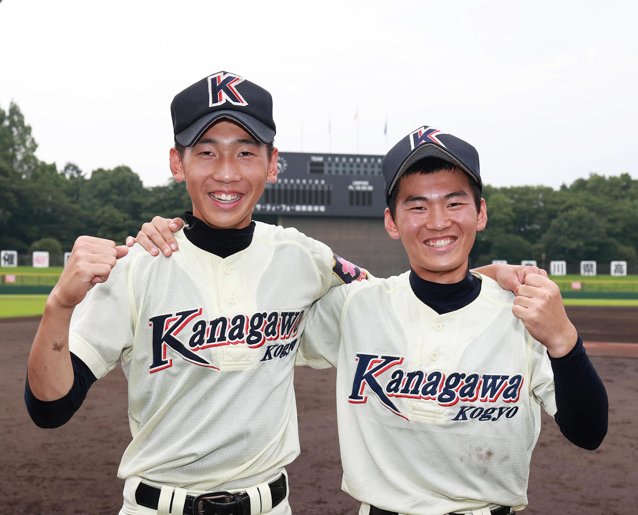 肩を組みガッツポーズする神奈川工の双子の西岡兄弟。左が兄の大騎、右が弟の優希（撮影・野上伸悟）