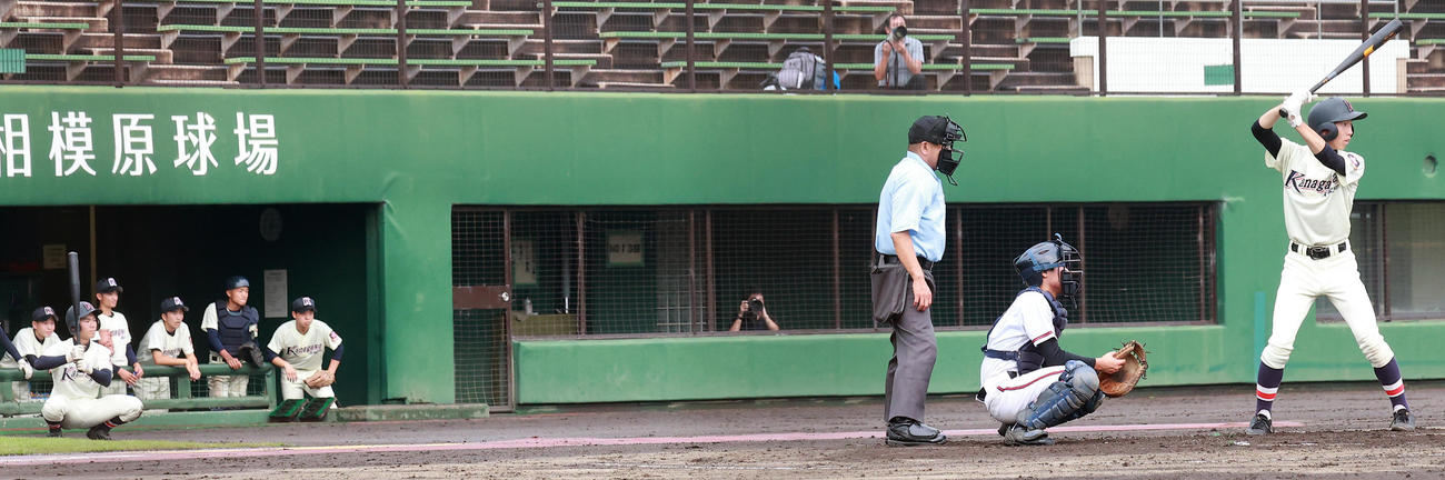 1回裏神奈川工1死一、二塁、打席に立つ兄の西岡大騎と、打順を待つ弟の優希（左）（撮影・野上伸悟）