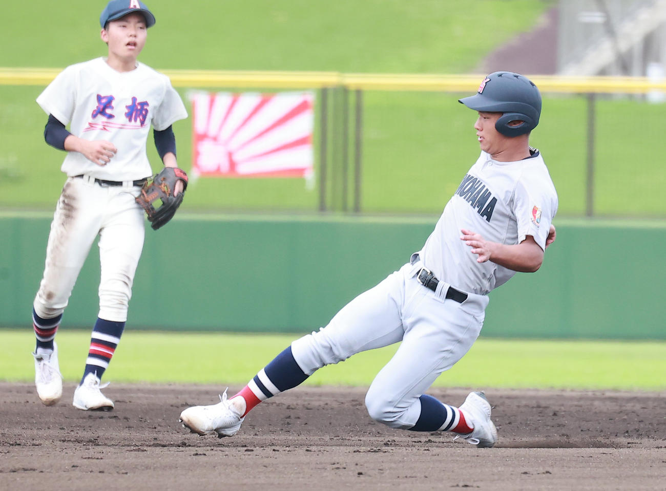 1回裏横浜1死一塁、二盗に成功する立花（撮影・野上伸悟）