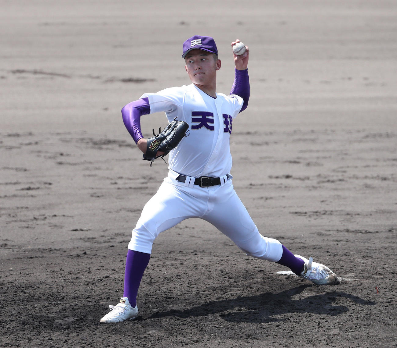 奈良朱雀・商工戦に先発する天理・森田雄斗（撮影・白石智彦）