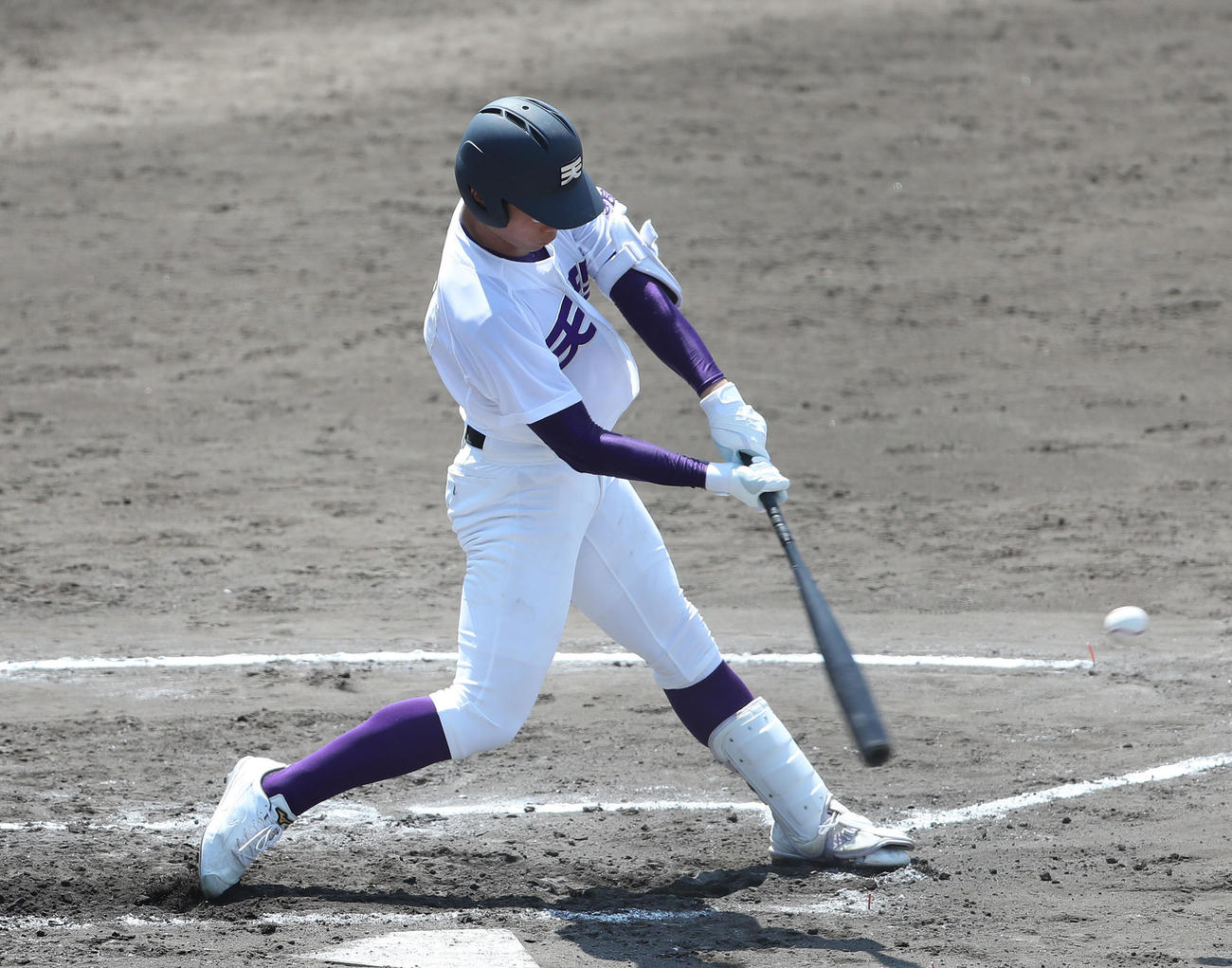 6回裏天理1死一塁、左越え2点本塁打を放つ天理・瀬千皓（撮影・白石智彦）
