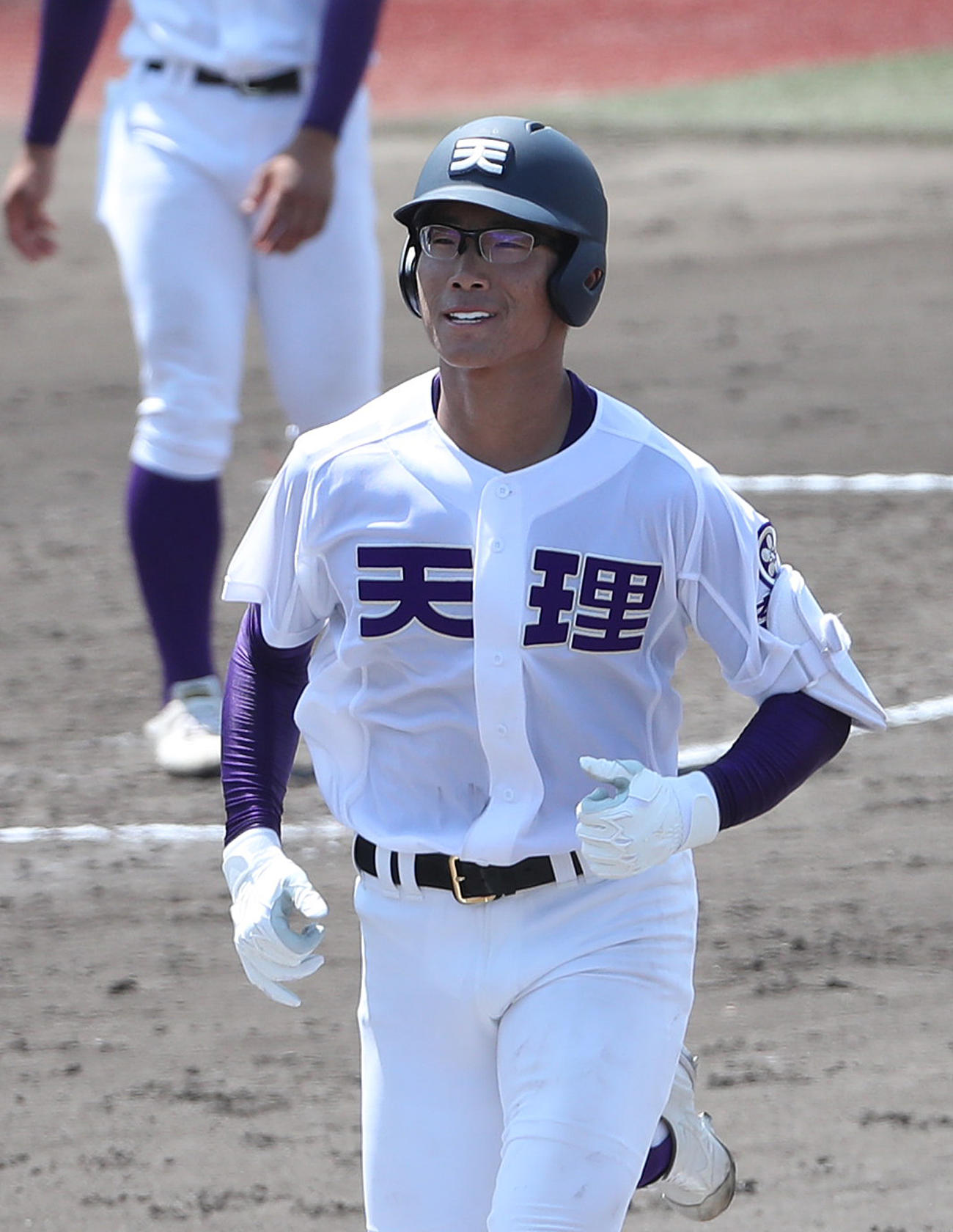 6回裏天理1死一塁、左越え2点本塁打を放った天理・瀬千皓は笑顔を見せる（撮影・白石智彦）