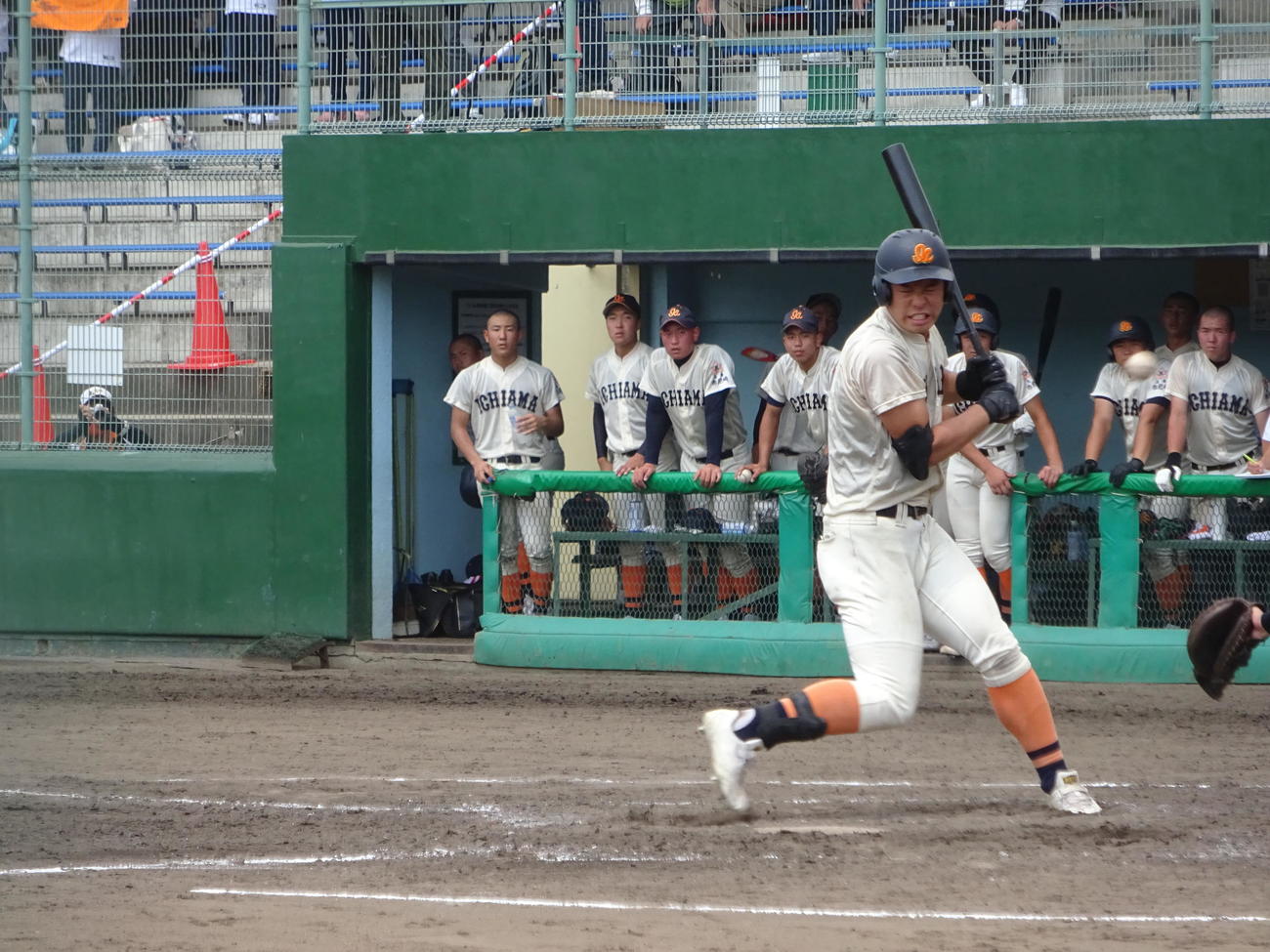 5回裏、市尼崎の米山航平は死球。体を張ってコールド勝ちを呼び込む（撮影・加藤裕一）